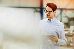 άντρας με tablet