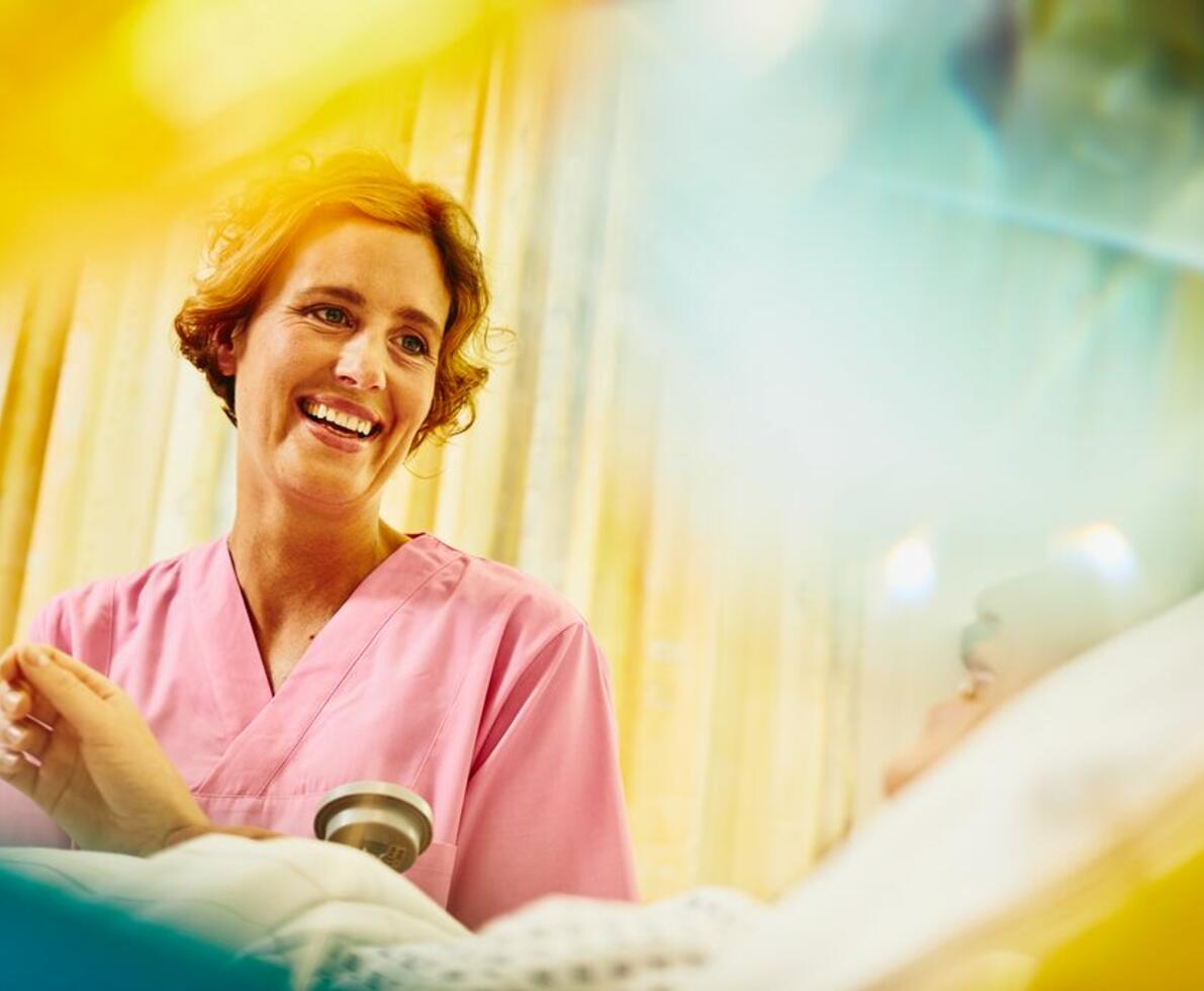 μια νοσοκόμα χαμογελάει