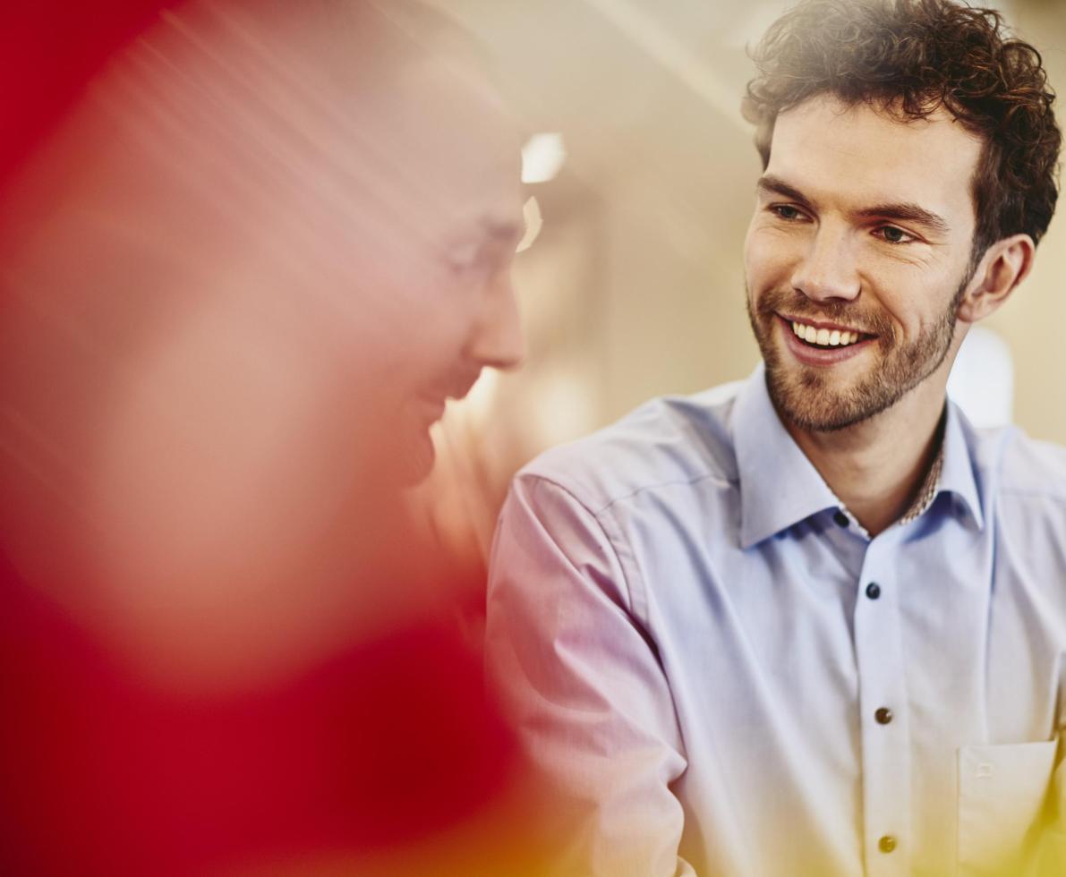 Randstad employer brand photo, internal, people, consultants, branch, branches ένας άνρας χαμογελάει