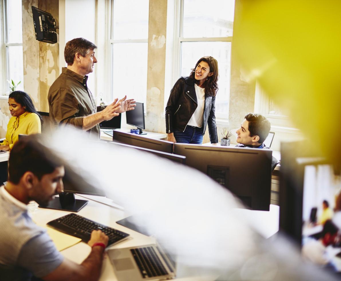 Group in an office having a conversation μία ομάδα ανθρώπων συνεδριάζει σε ένα γραφείο