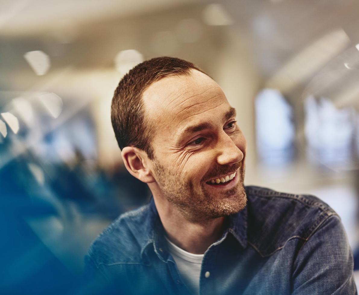 Randstad employer brand photo, internal, people, consultants, branch, branches ένας άνδρας χαμογελάει
