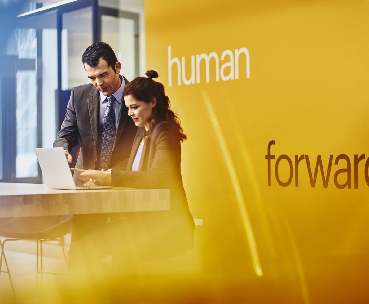Randstad employer brand photo, internal, people, consultants, branch, branches δύο άνθρωοι συνομιλούν