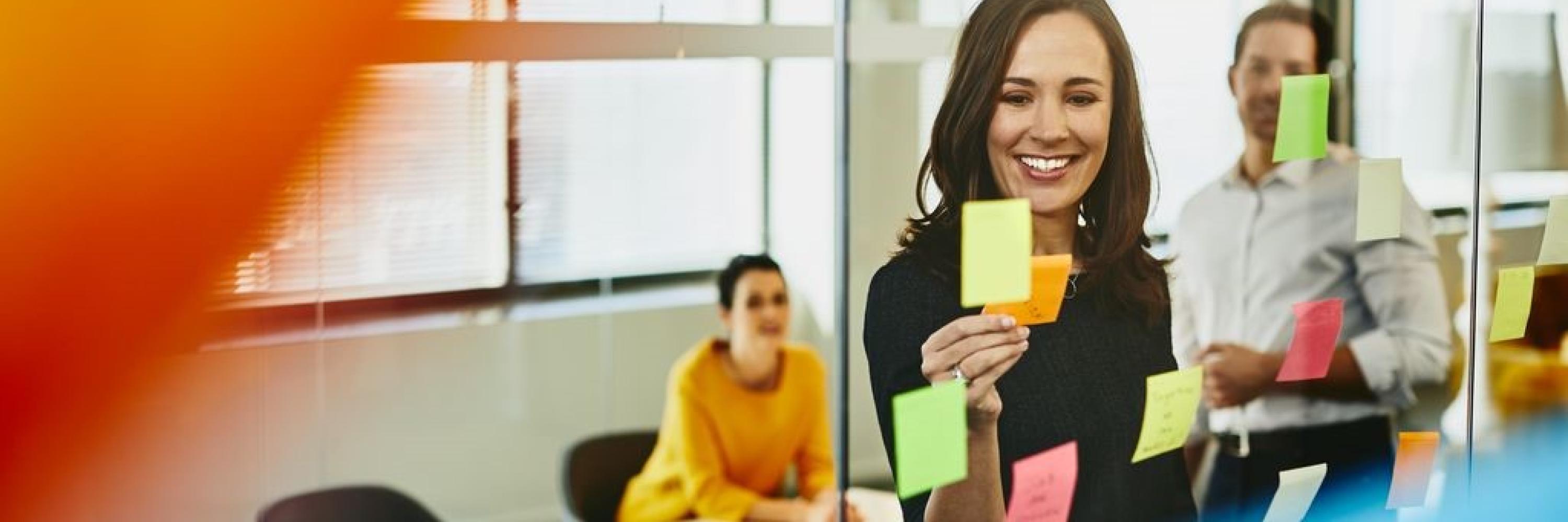 marketing γυναίκα κολλάει post it