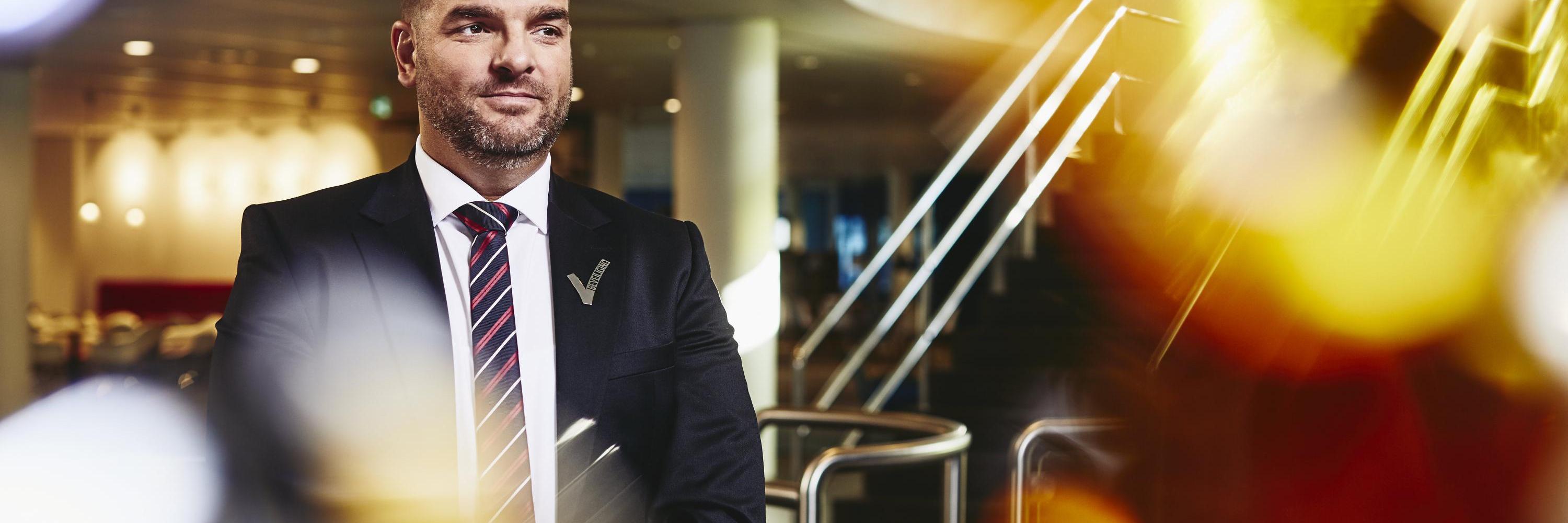 Photo serie Hospitality ένας ρεσεψιονίστ σε ξενοδοχείο