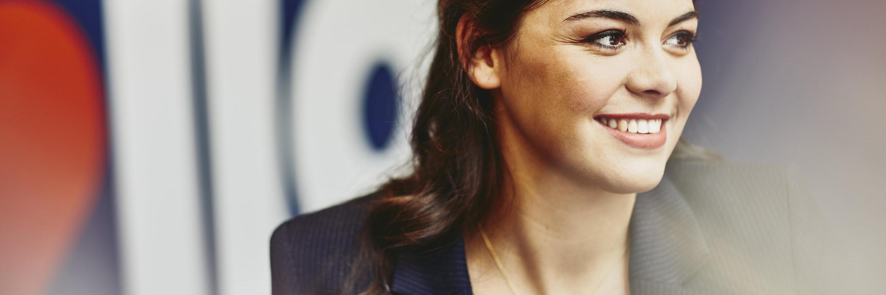 Randstad employer brand photo, internal, people, consultants, branch, branches γυναίκα που χαμογελάει