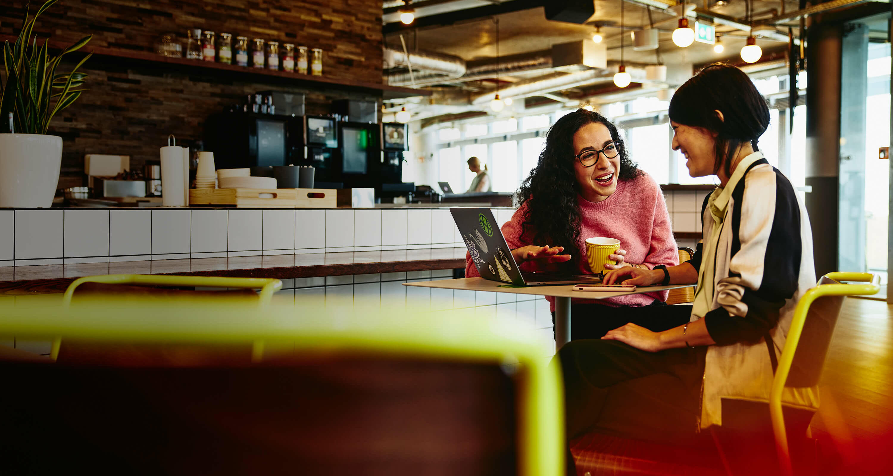 2 women at the cafe
